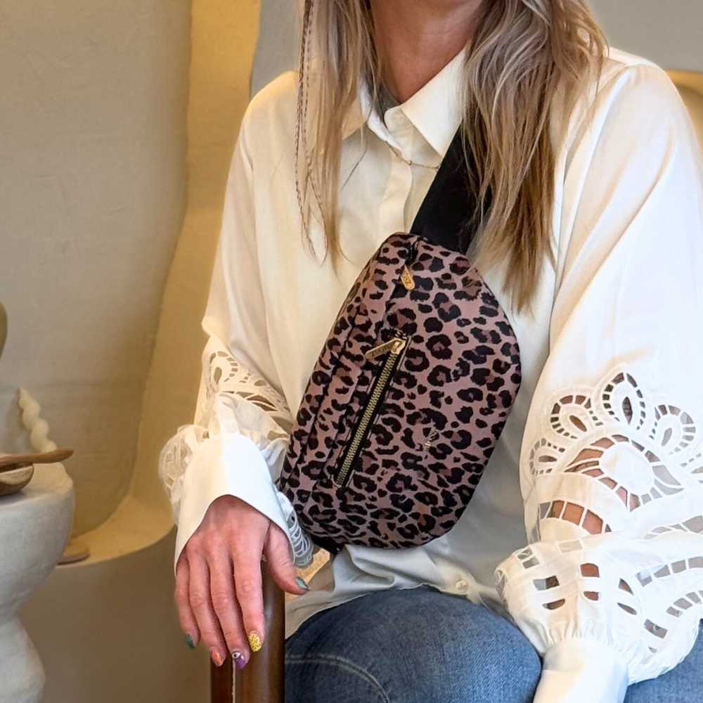 Crossbody Heuptas pantenprint op model