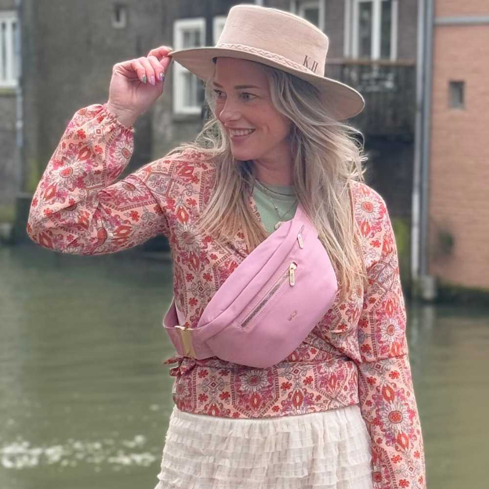 Roze Crossbody Heuptas op model