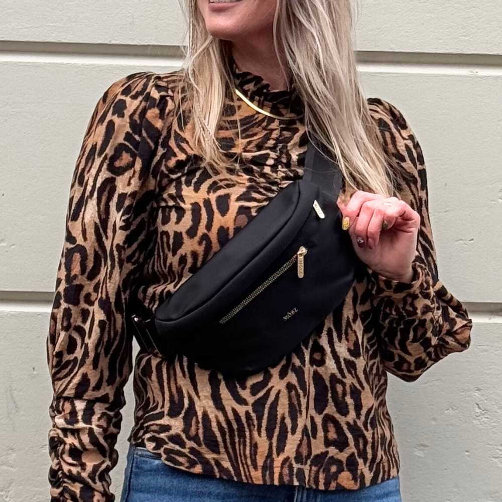 Crossbody heuptas zwart op model