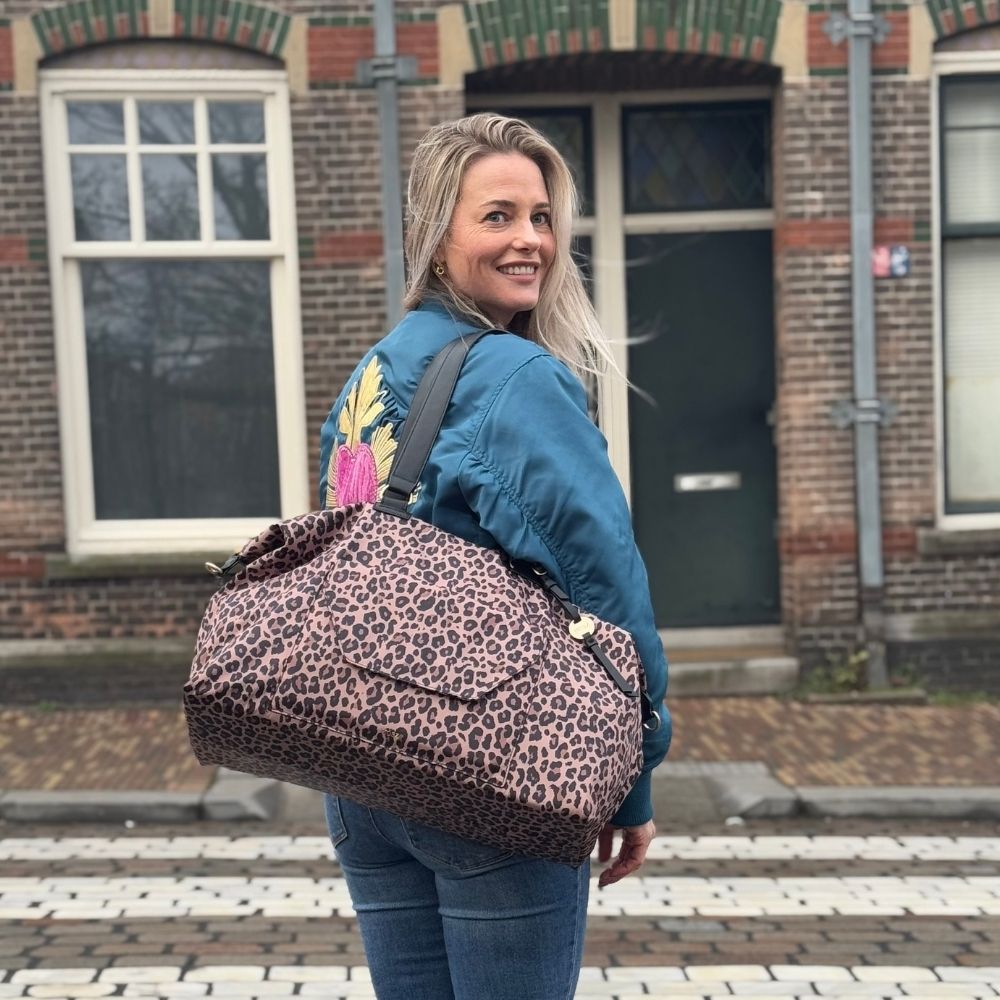 Weekendtas panterprint op model